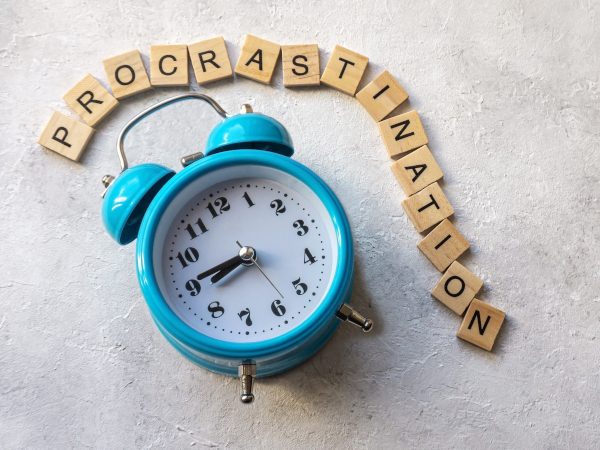 CLOCK WITH WORD PROCRASTINATION